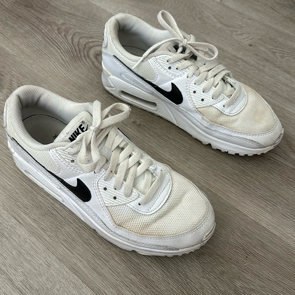 Nike Air Max 90: Womens 9.5